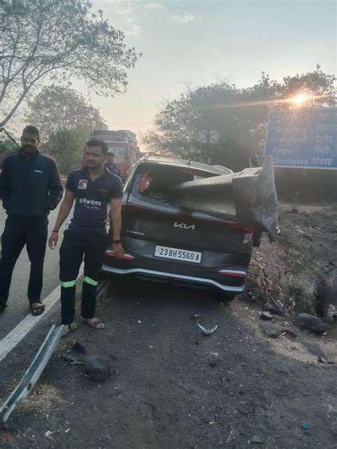 Mumbai-Pune Expressway: तिघे करत होते प्रवास, डिव्हायडरवरचा पत्रा ...