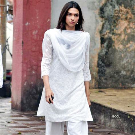Deepika Padukone arrives in simple white at Priyanka Chopra's father ...