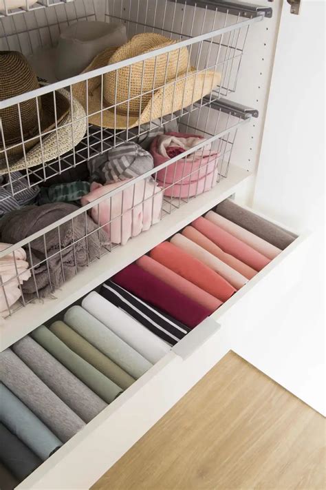 Las personas más felices NO guardan cosas en casa de su madre, según ...