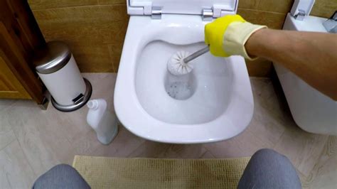机关党委青年党员利用岗前时间帮助师生清扫厕所-西安电子科技大学 综合信息网
