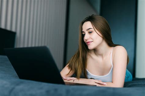 Работа из дома в интернете для женщин: Топ 7 идей