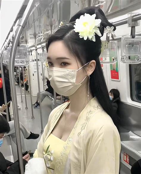 女子穿汉服乘坐地铁，气质优雅宛如仙女下凡，其颜值让众人沦陷！_腾讯新闻