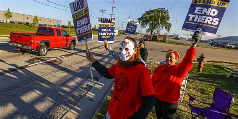 Jeep maker Stellantis makes a new contract offer as auto workers ...