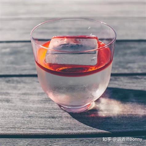 抹茶罗烟：调酒师展示超级冰块，冷与热的相互吸引、拥有着无限的引力。 - 哔哩哔哩