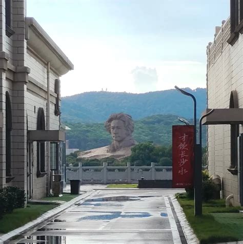 A Mao Statue w/ Moving Eyes in Orange Isle, Changsha : r/Sino