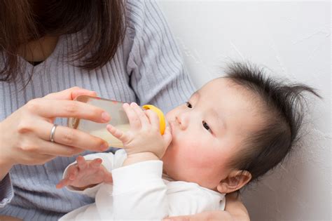Bottles, Breastfeeding and Baby Tooth Decay | Voyles Family Dental