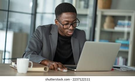 Man Using Computer in Office 的图像结果
