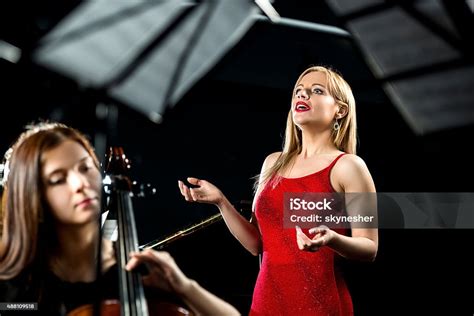 Opera Singer Singing 的图像结果