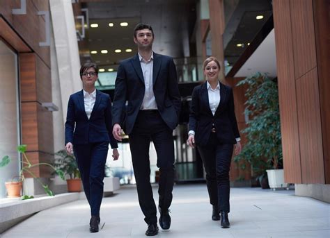 Business Team Walking 的图像结果