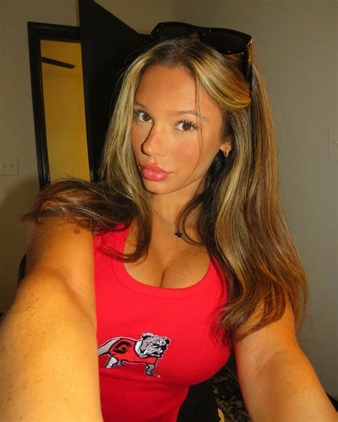 Sydney Smith 🦋 | I miss you summer | Instagram