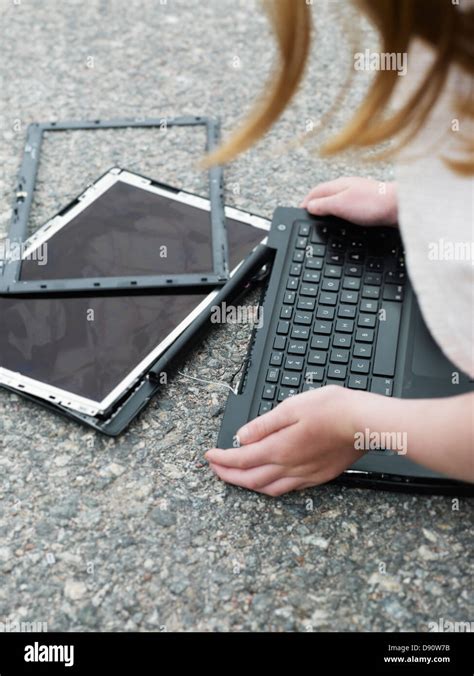 New vs Broken Computer 的图像结果