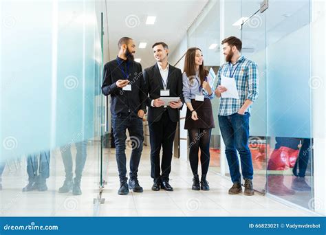 Business People Standing 的图像结果