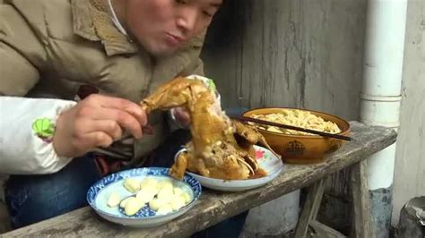 吃播大sao哥哥吃一碗面条配上两头蒜和半只卤鸡_腾讯视频