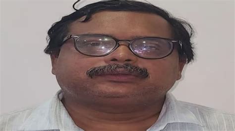 CG News: हवाई जहाज में बम की खबर देने वाले IB अफसर को पुलिस ने कर लिया ...