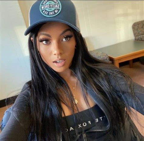 Exclusive Content And Fan Engagement - MoxVlog