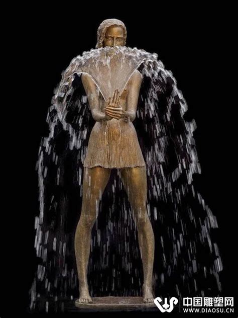 优雅的女子雕塑，竟是一个喷泉，水一打开让人眼前一亮 - 中国雕塑网