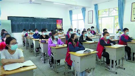 新华全媒+丨上海：初三学生返校复学