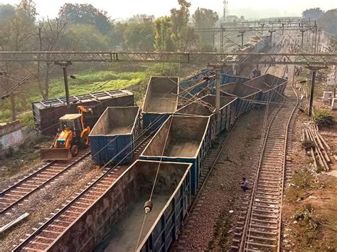 ਮਾਲ ਗੱਡੀਆਂ ਦੀ ਆਹਮੋ-ਸਾਹਮਣੇ ਟੱਕਰ, ਅੱਧੀ ਦਰਜਨ ਤੋਂ ਵੱਧ ਡੱਬੇ ਪਲਟੇ, ਆਵਾਜਾਈ ...