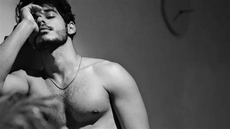Ishaan Khatter Shirtless Pics Will Leave You Gasping For Breath | Hindi ...