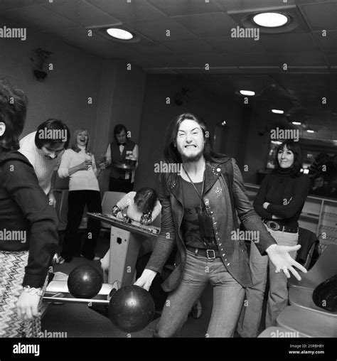 Die Mitglieder der ungarischen Rock-Band Omega beim Bowling in Ost ...