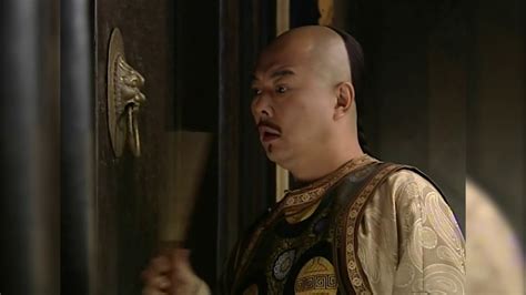铁齿铜牙纪晓岚第三部0301 和珅准备翻墙出去 皇上来了 - YouTube