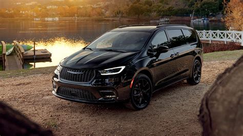 Chrysler Pacifica 2024 receives new colors, trims, and prices starting at $40,685
