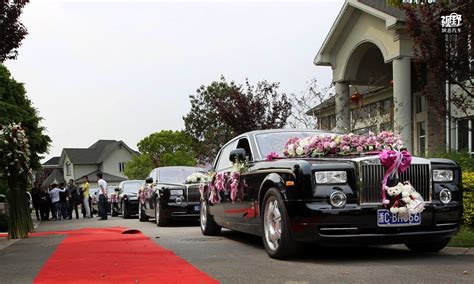 2011年4月21日，浙江温州富商嫁女，婚车队使用劳斯莱斯等豪车。