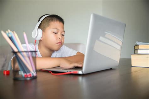 Boy Using Computer 的图像结果