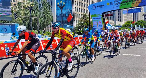 2018第十七届环青海湖国际公路自行车赛第一赛段乐都至西宁的比赛鸣枪开赛