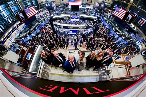 Wall Street traders reacting to Meta's AI spending announcement and stock plunge on October 31, 2025