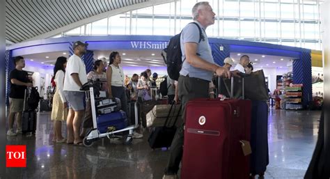 Bali volcano eruption: Tourists stranded after ash clouds from Mount ...