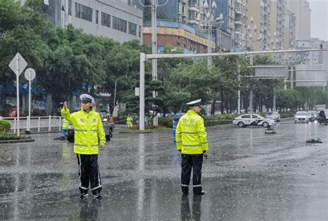 兰州突降暴雨：车辆泡水被淹 民众协力救援-搜狐大视野-搜狐新闻