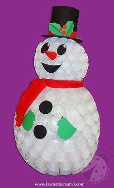 pupazzo bicchieri di plastica pupazzo di neve con i bicchieri di plastica pupazzo bicchieri di plastica pupazzo di neve con i bicchieri di plastica