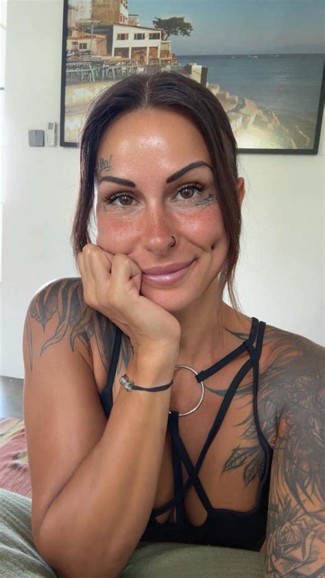 Interviews today! I'll keep you posted in the next few days, fingers ...