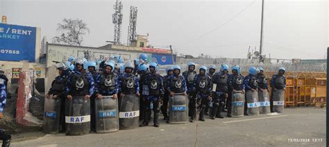 सड़कों पर कीलें और तारें, कई लेयर की बैरिकेडिंग; Photos में देखें ...