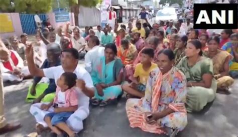 Tamil Nadu fishermen protest detention of 17 fishermen by Sri Lankan Navy