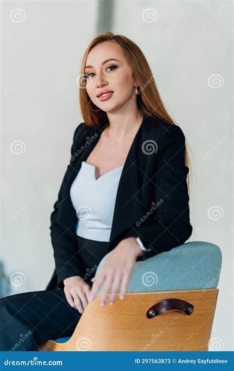 Red and Black Business Suit 的图像结果