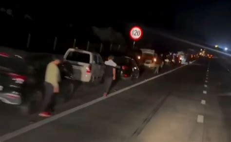 एक के बाद एक 50 गाड़ियां होती चली गई पंचर, सिर्फ इस चीज ने रोक दी ...