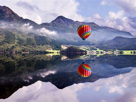 Download wallpaper 1600x1200 air balloon, mountain, lake, reflection ...