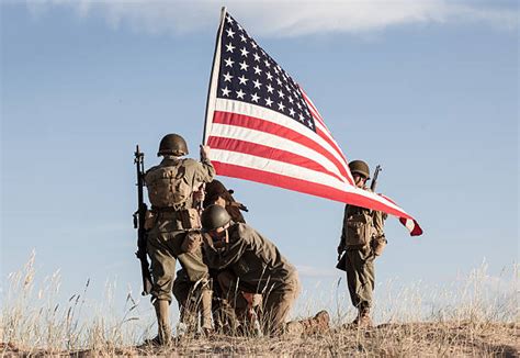 Who Held the USA Flag in the War 的图像结果