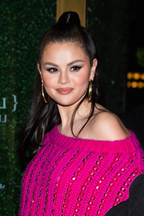 Selena Gomez debuts a new gradient fringe haircut