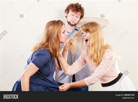 Ladies Fight Over Man 的图像结果