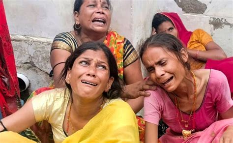 Hathras Accident : लाशों का ढेर देखकर सहम गया पुलिस जवान, हार्ट अटैक ...