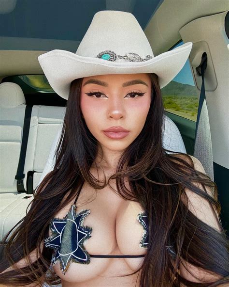 Alyssa Griffith | Introducing my twin sis 😽🖤 who are you choosing? | Instagram