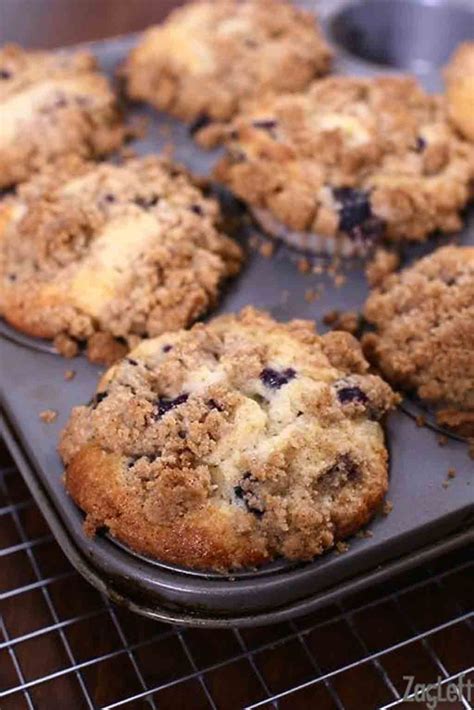 blueberry muffins with streusel crumb topping