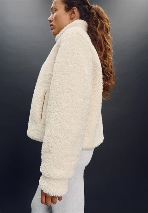 Faux fur clothing | Stradivarius Worldwide