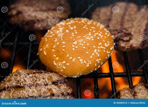 Côtelette De Boeuf Sur Le Gril Avec Le Petit Pain Image stock - Image ...