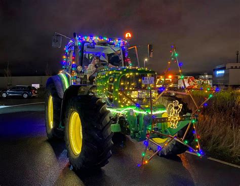Lichterfahrten: Landwirte wünschen mit Traktorzügen Frohe Weihnachten ...
