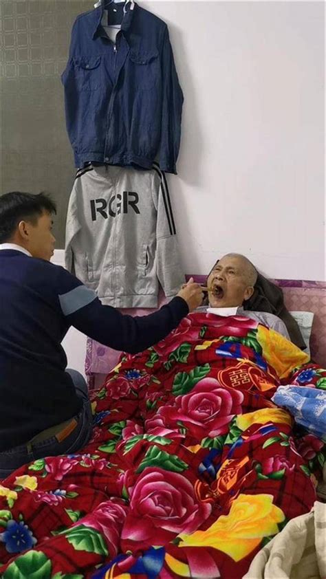 江西男子带84岁中风父亲打工6年：他在身边，我才有个家_陈庚生_带着_生活