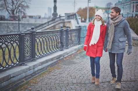 情侣在城里散步的貌似一对高清图片下载-正版图片502706977-摄图网
